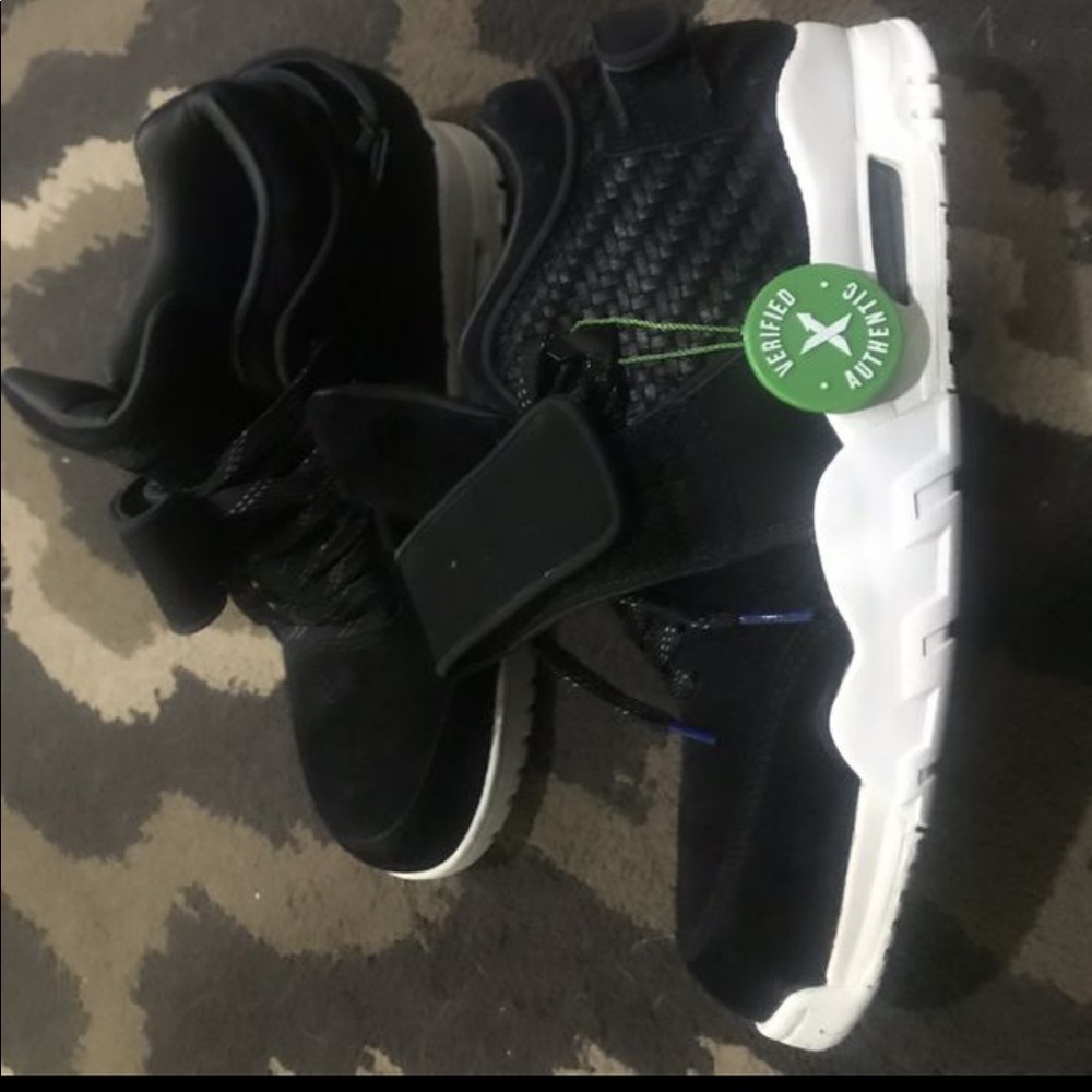 Victor Cruz Air trainers